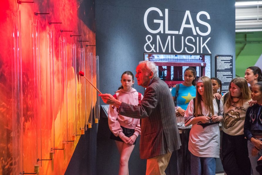 Der 95-jährige Seniorchef der Glashütte Eisch wusste die Schüler durch seine erfrischende und begeisternde Art zu beeindrucken.