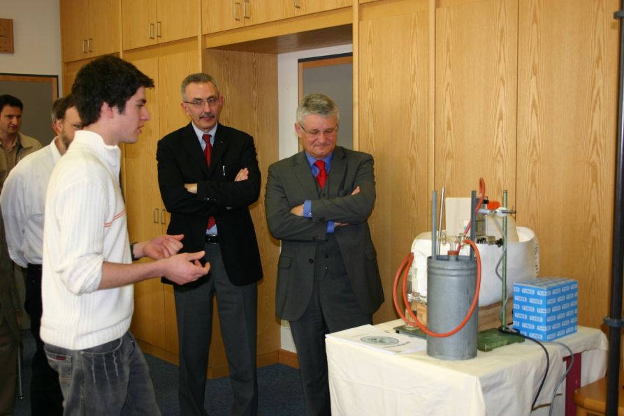Johannes Kiefl stellte 2005 seine Biogasanlage bei Jugend forscht vor und erklärte dem damaligen Landrat Theo Zellner die genaue Funktionsweise.