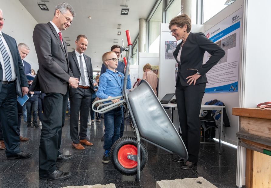 2019 stellte Martin Weinfurtner beim Landeswettbewerb dem damaligen Kultusminister Michael Piazolo seinen Bergschubkarren vor.