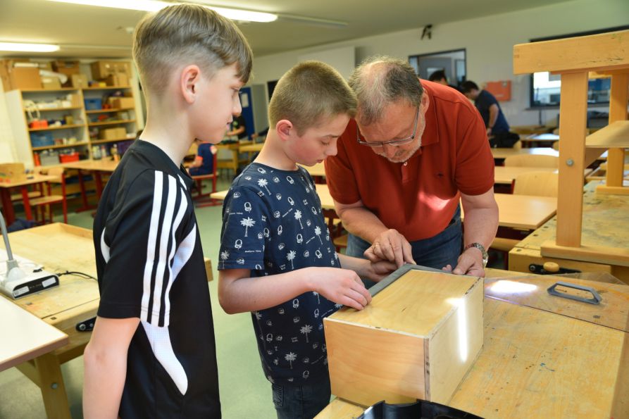 Robert Wagenbrenner, Leiter des Fraunhofer-Erfinderclubs Nussknacker, unterstützt die Schülerinnen und Schüler bei der praktischen Umsetzung ihrer Ideen.