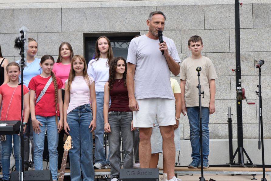 Bei sommerlichen Temperaturen begrüßte Schulleiter Uwe Mißlinger die zahlreich erschienen Gäste am Schulfest des Gymnasiums.