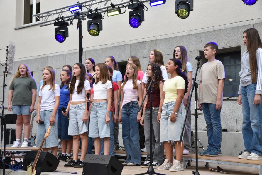 Mitreißend präsentierten die Chorklassen tolle Songs und hießen das Publikum am Fraunhofer-Sommerfest herzlich willkommen.