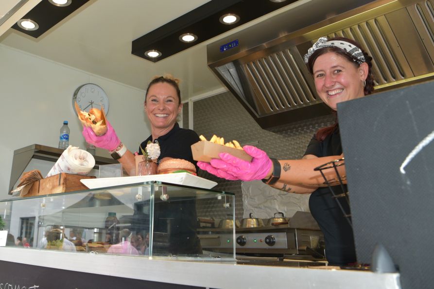 Karo Henzler versorgte zusammen mit ihrem Team von „Küche mit Herz“ die Besucher des Fraunhofer-Sommerfests mit Burgern, Gyros und Pommes.