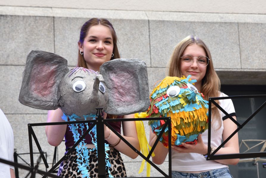 Der Spanisch-Kurs der 11. Klasse des Fraunhofer-Gymnasiums hatte Piñatas gebastelt und versteigerte diese am Sommerfest.