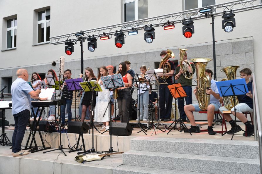 Neben den Bläserklassen und der Jazzband spielte auch die Juniorband am Sommerfest für die Besucher fetzig auf.
