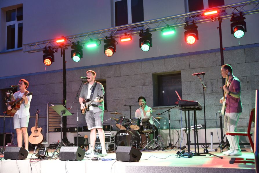 Highlight des späteren Abends war die ehemalige Fraunhofer-Schulband „Areal Jamming“, die an diesem Abend von Schulmusiker Andreas Ernst unterstützt wurde.