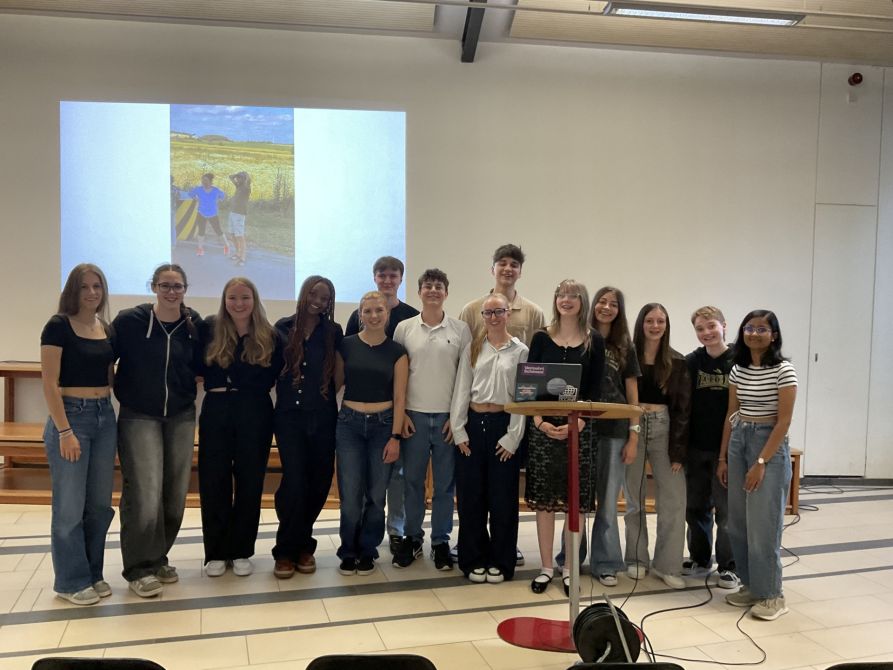Das P-Seminar des Fraunhofer-Gymnasiums war auf den Spuren Oskar Schindlers in Polen unterwegs und stellte die Ergebnisse ihrer Recherchen vergangene Woche der Öffentlichkeit vor.