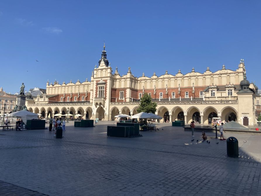 Der Hauptmarkt von Krakau mit seinen berühmten Tuchhallen