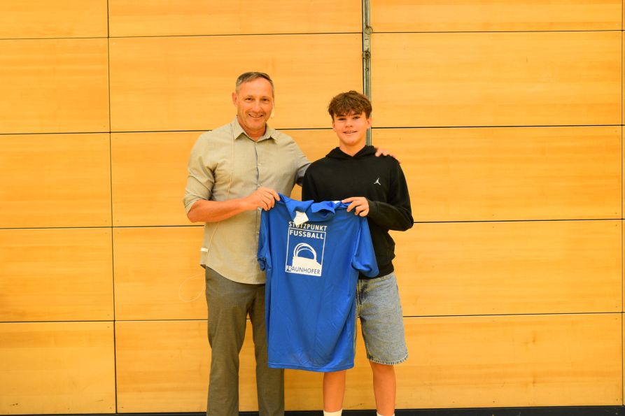 Finn Schreckinger spielt in der Regionalauswahl Fußball und wird die Schule ebenfalls verlassen, um beim FC Ingolstadt (Nachwuchsleistungszentrum Fußball 3. Liga) zu spielen.