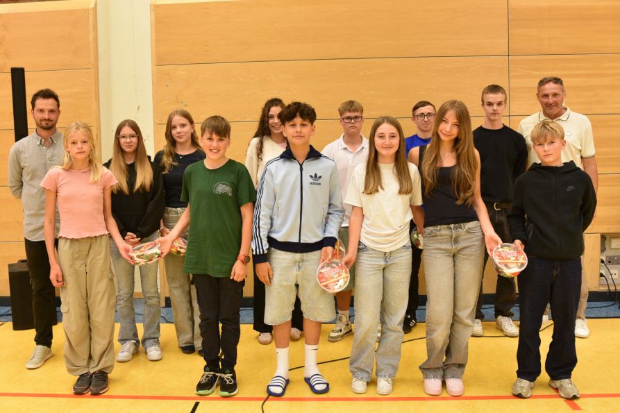Die besten Klassen jeder Jahrgangsstufe beim Sportfest wurden gesondert geehrt.