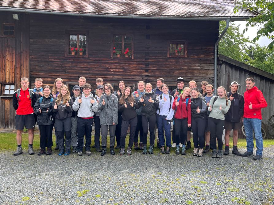 Die Exkursionsgruppe vor dem Waidlerhaus