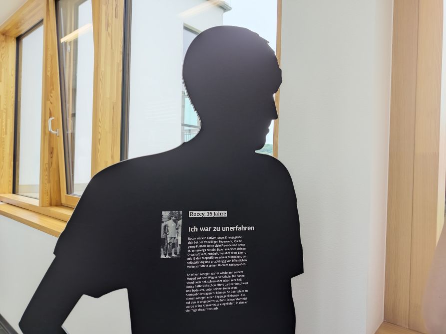 In Lebensgröße stehen die Körperumrisse als Schatten vor den Besuchern der Ausstellung und erzählen die Geschichten der Personen.