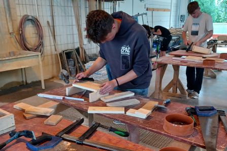 Beim Bau einer einfach Holzschalung zum späteren Eingießen von Beton