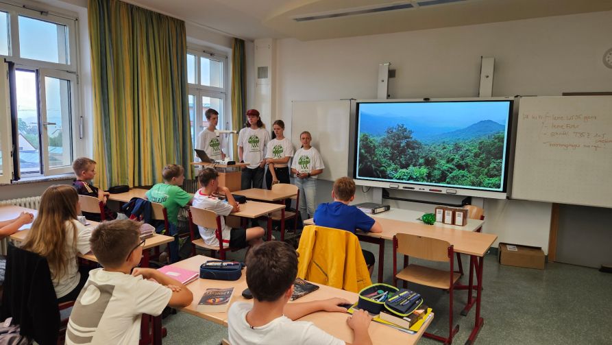Die Botschafter präsentierten den Schülerinnen und Schülern das Projekt "Plant for the planet"