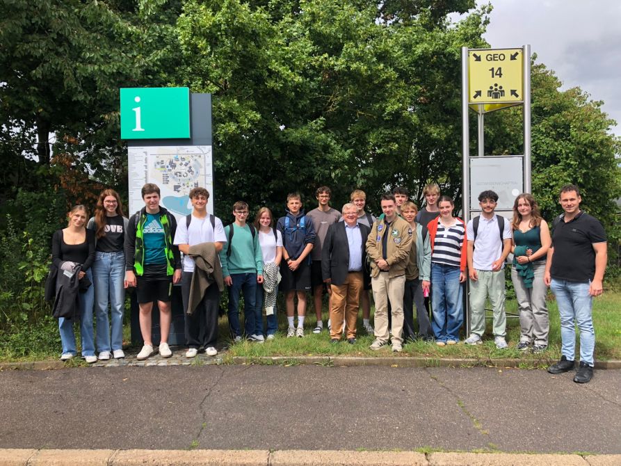 Die Schülerinnen und Schüler der Q12 mit Prof. Breu (Mitte) und Lehrkraft StR Stefan Nass (rechts)