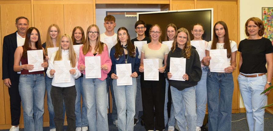 Emma Gröbner (vorne, 2. von links) erreichte mit ihrer herausragenden Arbeit beim Bundeswettbewerb Fremdsprachen einen hervorragenden 2. Platz und erhielt im Beisein von Schulleiter Uwe Mißlinger und betreuender Lehrkraft Marion Luy eine Urkunde überreicht.