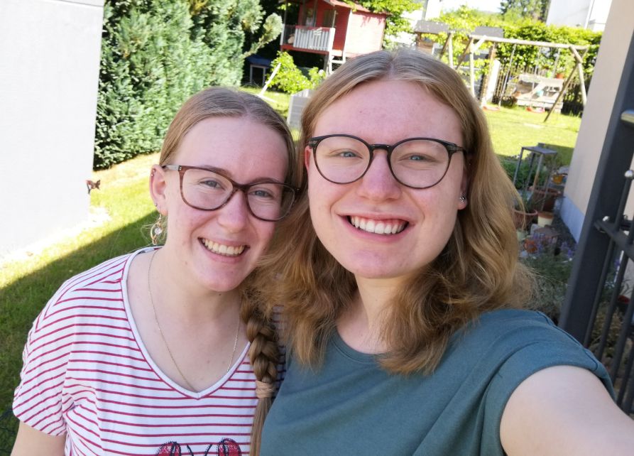 Laura mit ihrer Freundin Sára