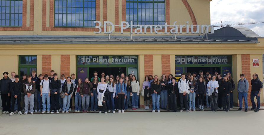 Die Fraunhofer-Schüler vor dem Techmania Science Center