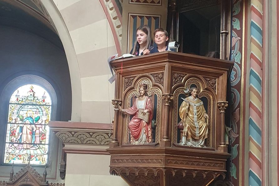 Von der Kanzel aus wurde die beeindruckende Akustik des Kirchenraums deutlich. 