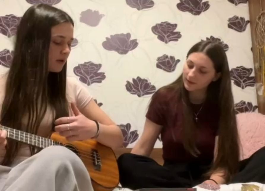 Veronika und ihre Gastschwester Tereza beim Musizieren