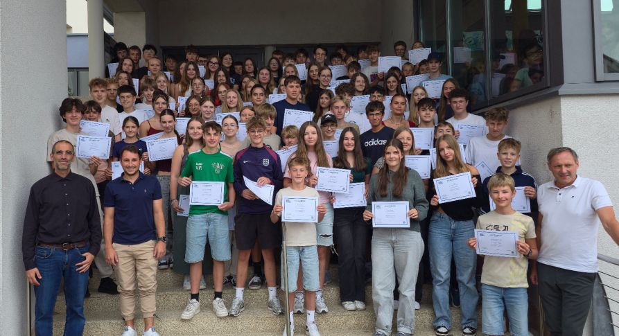 Die erfolgreichen Schülerinnen und Schüler des Fraunhofer-Gymnasiums bei der Überreichung ihrer ICDL-Zertifikate zusammen mit Schulleiter Uwe Mißlinger und den Kursleitern Max Drexler und Stephan Magerl.