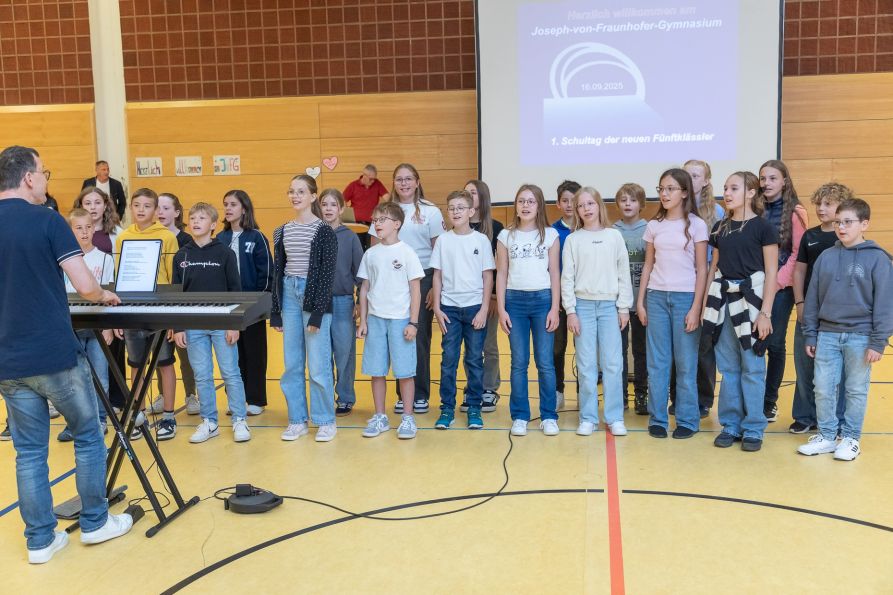 Die Chorklasse begrüßte die neuen Fünftklässler mit tollen Songs.