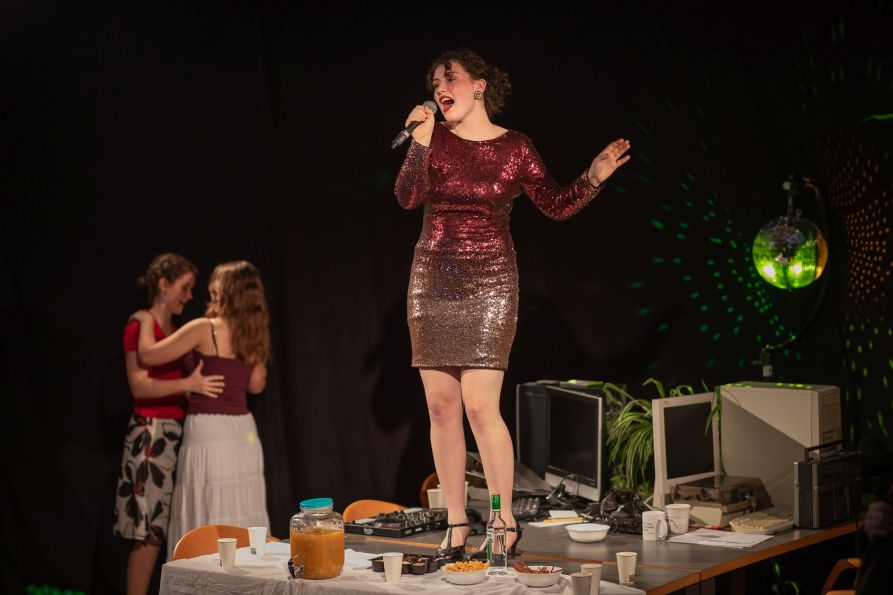 Marie singt sich in ihr neues Leben.