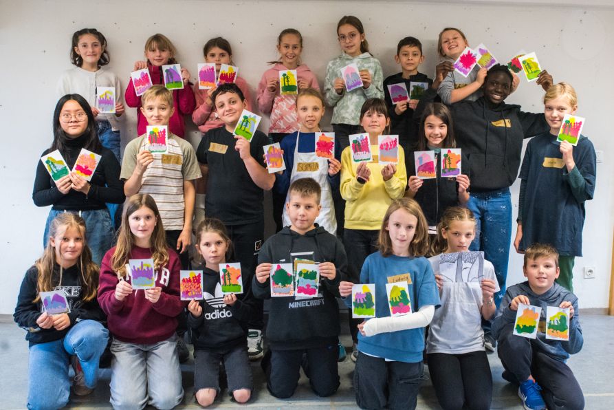 Die Teilnehmer der Kunstklasse mit ihren Werken