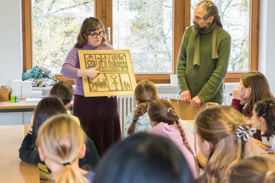 Julia Breu und Andi Dünne vom KUNSTbeTRIEB Cham zusammen mit den Kunstklassenschülern