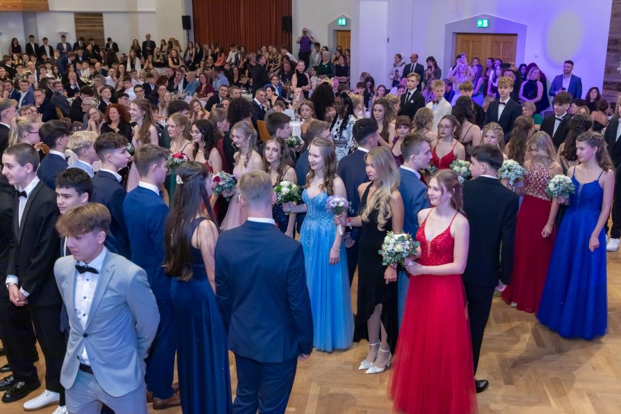 Nach dem Einzug tanzten die Paare ihren ersten Wiener Walzer.