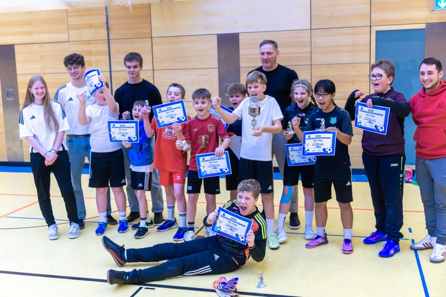 Das Team der Niederlande freute sich riesig über den Pokal als Turniersieger.