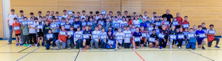 Über 90 Schülerinnen und Schüler lieferten sich beim Weihnachtsturnier des Fraunhofer-Gymnasiums ein spannendes Match!