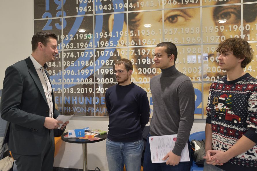 Christian Schindler, der erste Vorsitzende der Chamer Verkehrswacht, dankte den Schülerlotsen und überbrachte einen Zuschuss zum Führerschein.