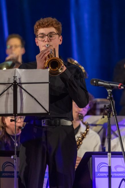 Zahlreiche Solisten überzeugten das Publikum im Weihnachtskonzert des Fraunhofer-Gymnasiums.