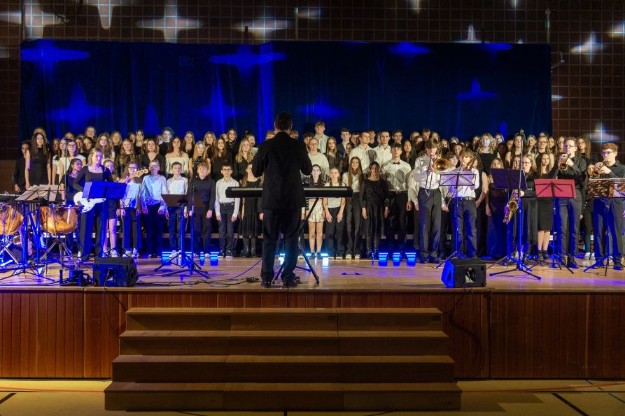 Der große Chor hatte sich heuer sogar Unterstützung durch ein Instrumentalensemble geholt und überzeugte mit tollen Arrangements.