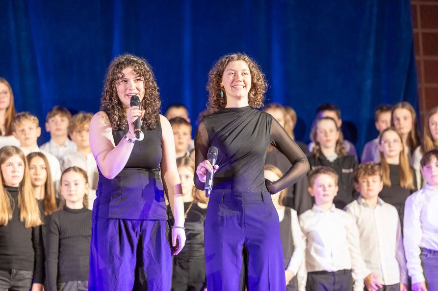 Mara Terlouw und Elinor Weiß führten charmant durch den Abend.