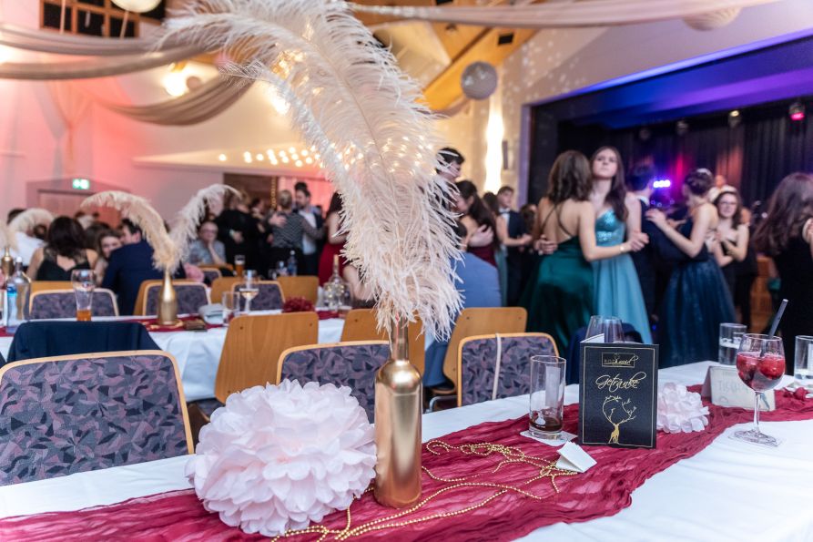 Der Saal war wunderschön im 20-er-Jahre-Ambiente dekoriert.