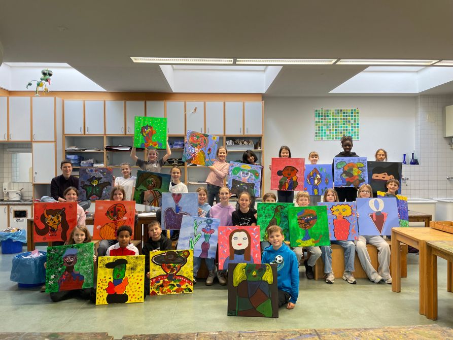 Die Kunstklasse 5 beschäftigte sich beim Projekttag mit der Malerei.