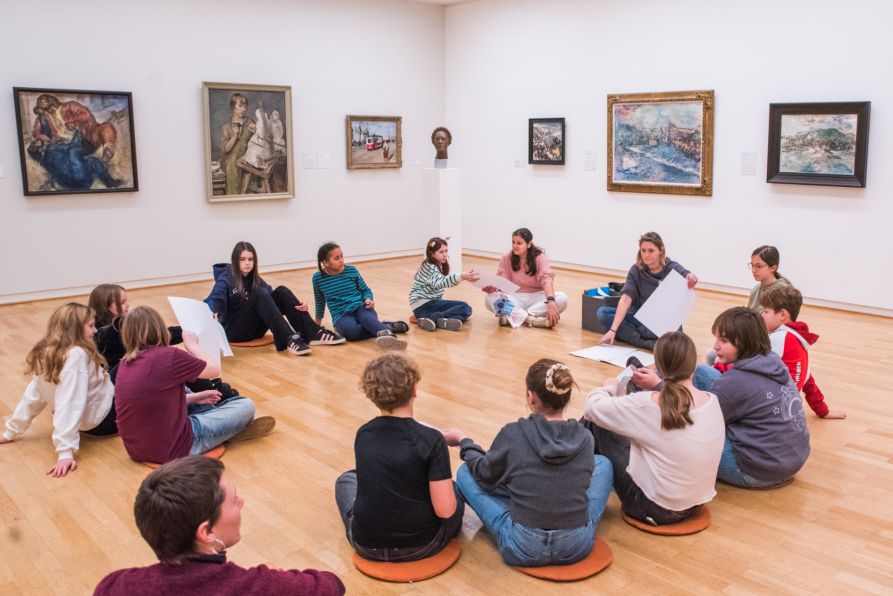 Zwei Museumspädagoginnen besprachen mit den jungen Künstlern die Besonderheiten und Herangehensweisen einzelner Werke und ließen die Schülerinnen und Schüler gleich selbst ausprobieren.
