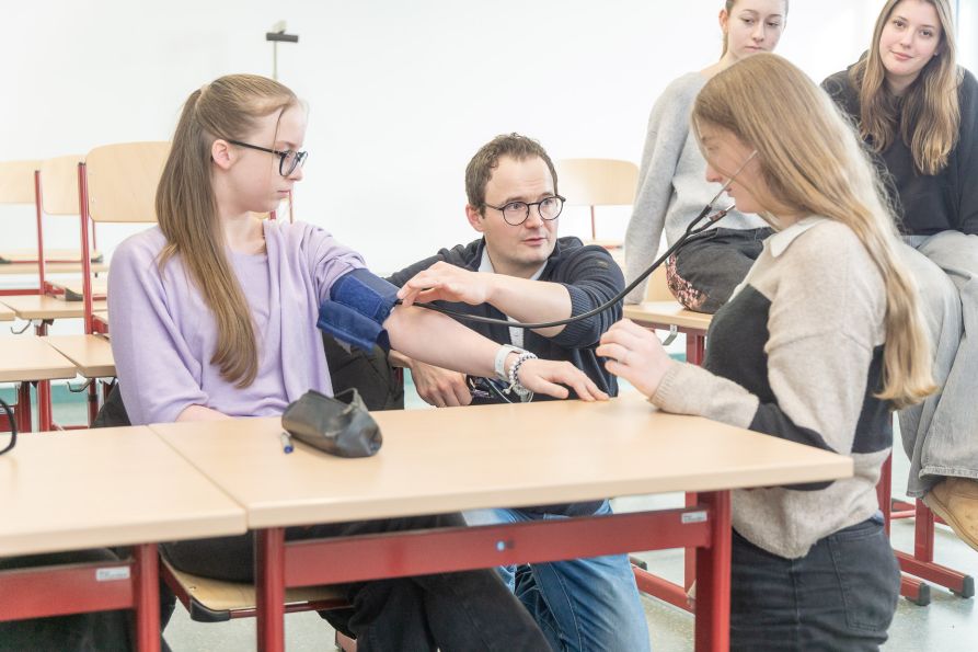 Dr. Martin Hauser stellte den Arztberuf ganz praktisch vor.