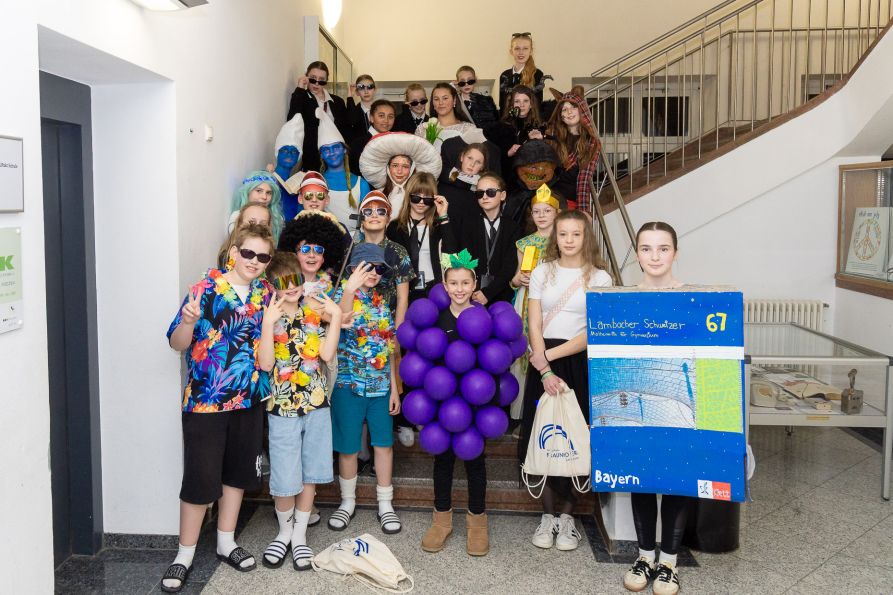 Bei der Maskenprämierung durften die Fünft- und Sechstklässler ihre Verkleidungen auf dem Catwalk präsentieren. Die besten zehn Kostüme wurden dann prämiert.