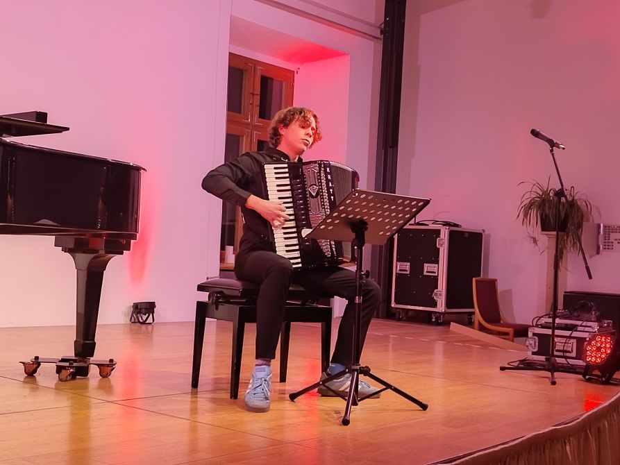 Felix Zitzlsperger überzeugte bei seinem Vortrag am Akkordeon.