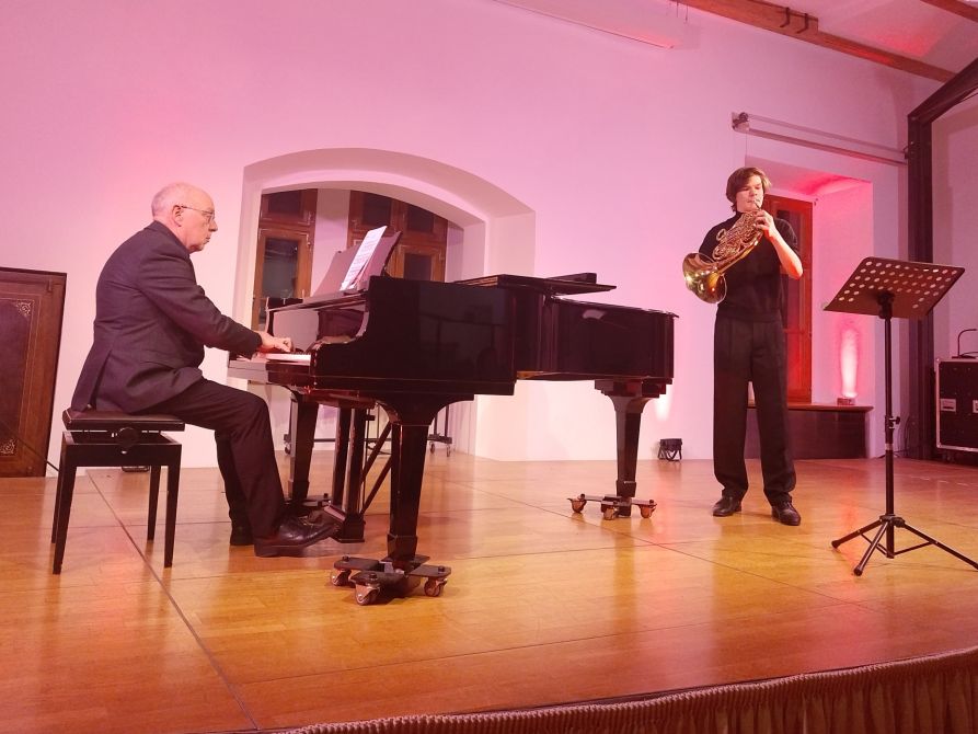 Nepomuk Salzberger spielte am Horn das anspruchsvolle „Lied ohne Worte“ von Oscar Franz, der im 19. Jahrhundert als Horn-Lehrer am Dresdener Konservatorium unterrichtete.