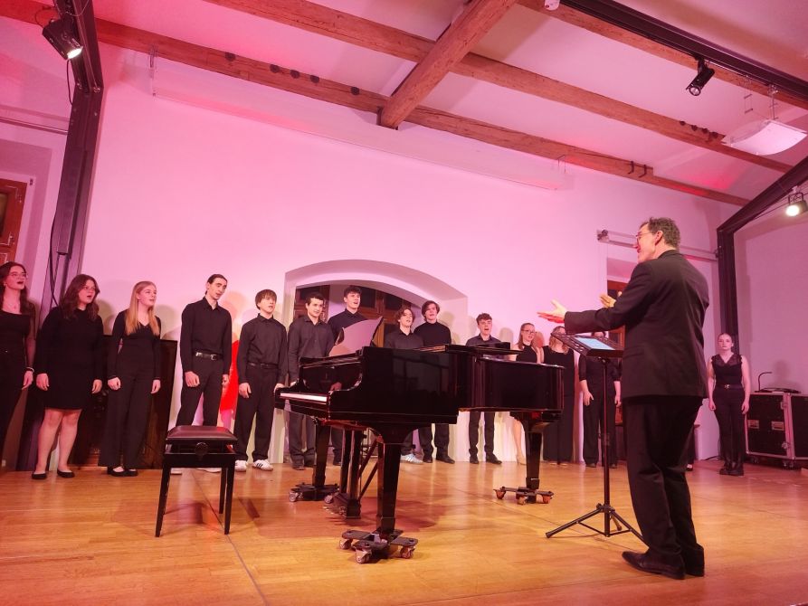 Der Fraunhofer-Kammerchor präsentierte unter der Leitung von Andreas Ernst mehrere Werke, die die Sängerinnen und Sänger demnächst bei einem Chorwettbewerb in Prag vortragen werden.
