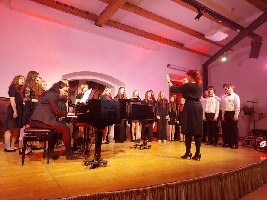 Der Chor des Gymnasiums Luďka Pika aus Pilsen präsentierte unter der Leitung von Mia Sudkovà zahlreiche anspruchsvolle Werke in verschiedenen Sprachen und wusste durch einen klaren Klang und wunderbare Intonation das Publikum zu begeistern.