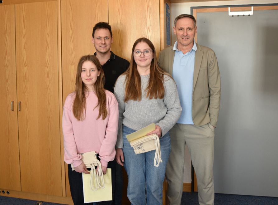 Die erfolgreichen Fraunhofer-Schülerinnen mit Schulleiter OStD Uwe Mißlinger (rechts) und Natur-und-Technik-Lehrkraft StR Stefan Nass (links)
