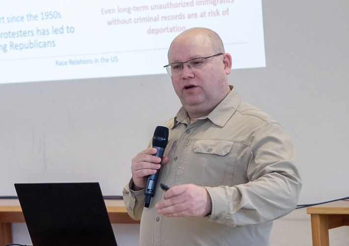 Dr. Hünemörder während seines Vortrags am Fraunhofer-Gymnasium