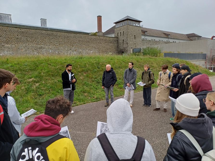 Die Schülerinnen und Schüler des Fraunhofer-Gymnasiums während ihrer Führung über das Gelände der KZ-Gedenkstätte in Mauthausen
