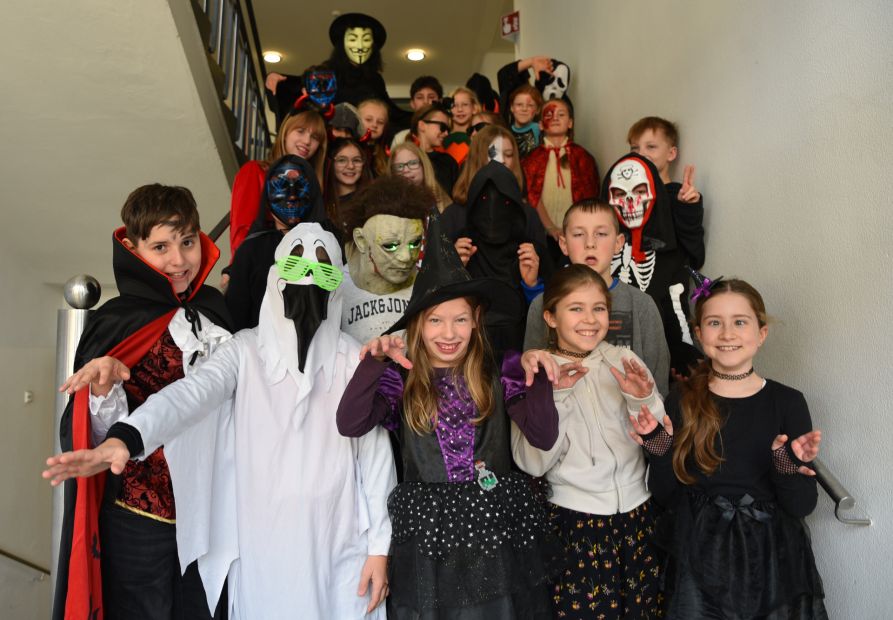 Die Klasse 5e mit ihrem Lehrer Andreas Klebl im Halloween-Outfit