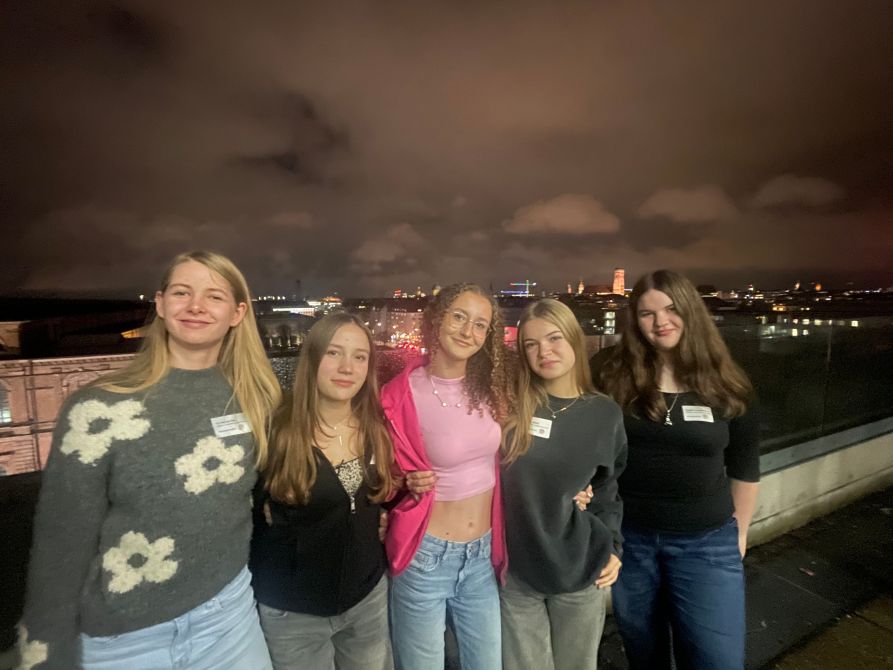 Die fünf Fraunhoferinnen auf der Dachterrasse des Vorhoelzer Forums über den Dächern Münchens